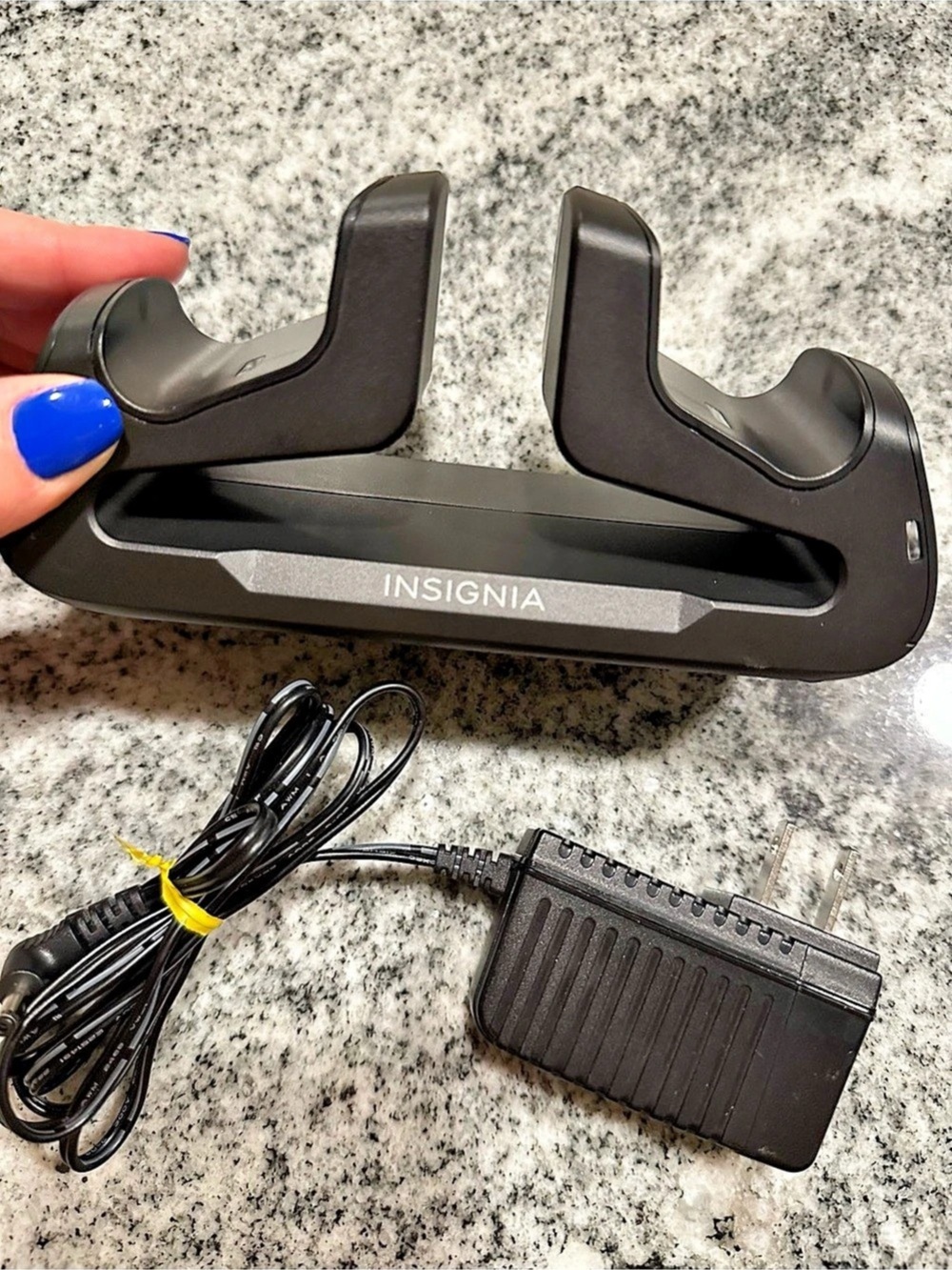 Insignia NS-GPS4DCS102-P Wireless Controller Charging Dock Set Black